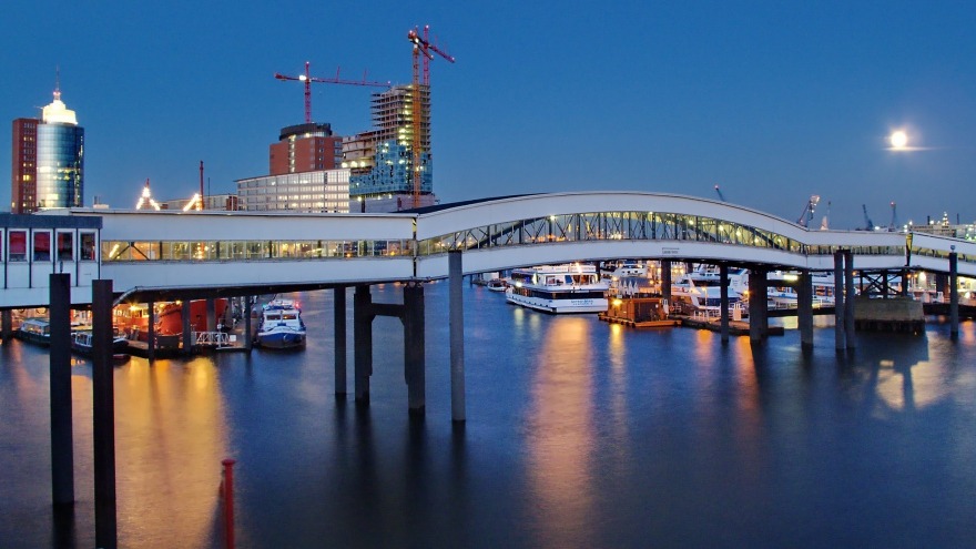 Landungsbrücken und im Hintergrund die Elbphilarmonie Landungsbrücken und im Hintergrund die Elbphilarmonie